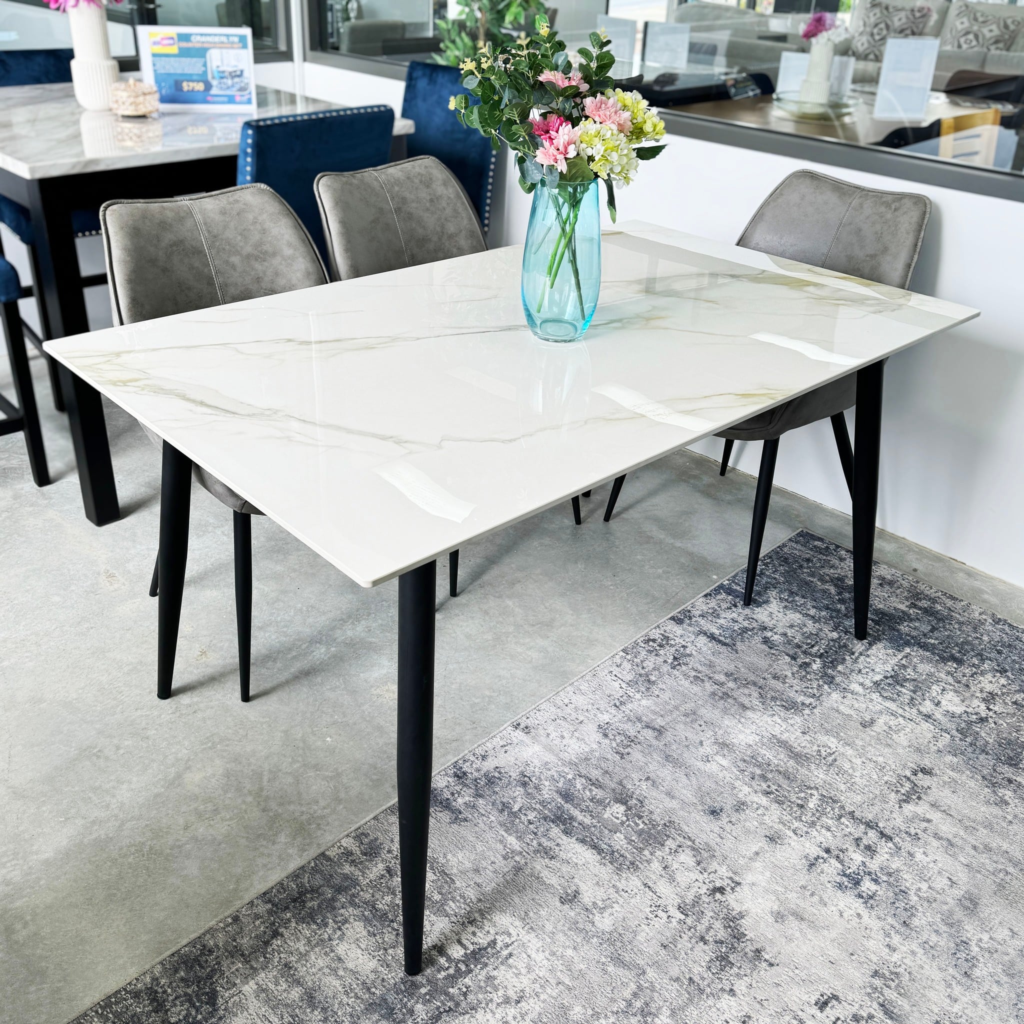 ULTIMO DINING TABLE