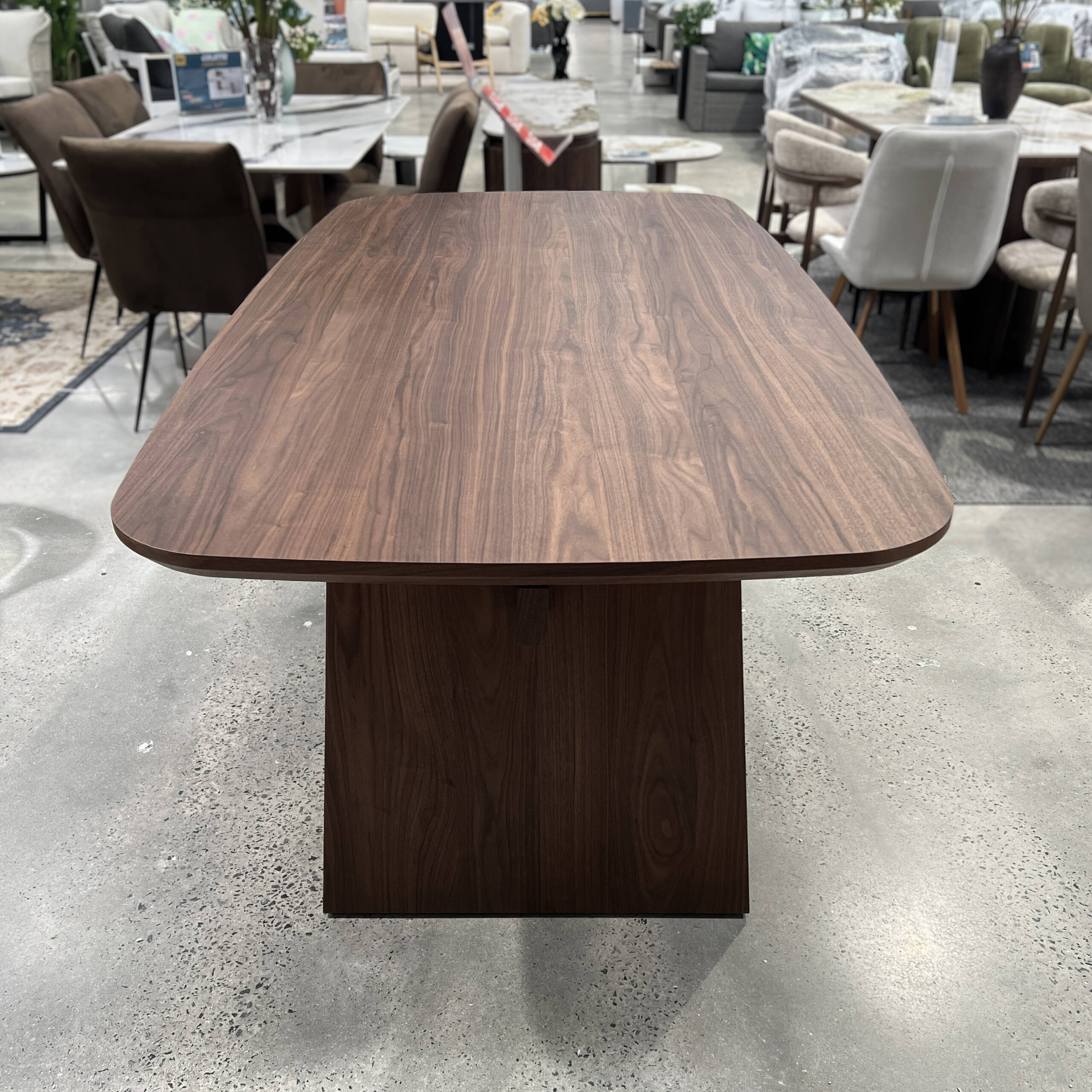 walora DIning Table (5)